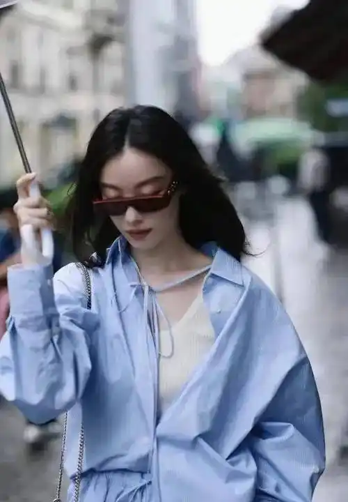 倪妮穿着浅蓝色衬衫和短裤走在米兰街头!墨镜瞬间秒杀_阳光_态度_修养