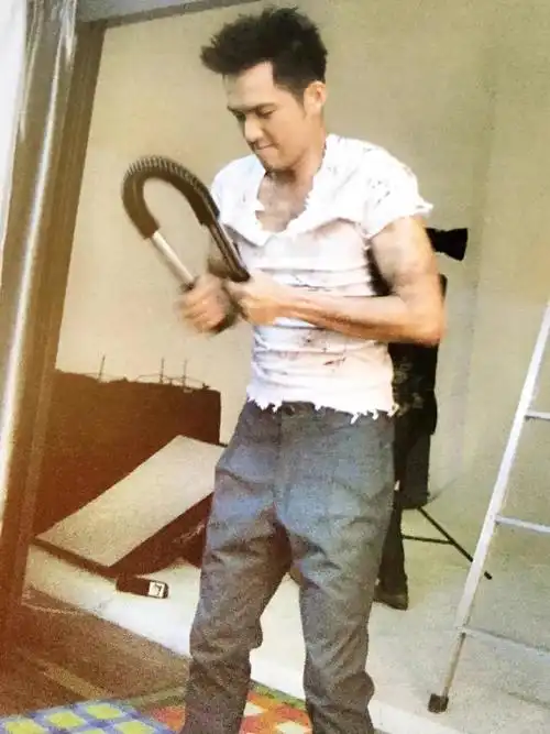 绝美而且身材瘦削能清晰看到手臂的肌肉手也很好看哇,好帅#钟汉良小哇