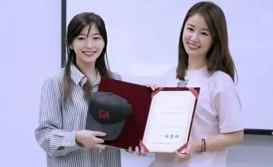 46岁贾静雯完胜林心如两人罕见同框林心如显矮就算了还显老