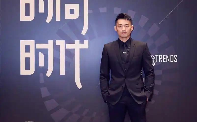 林丹这组西服照是那种霸道总裁范的味道,超帅,看了好多遍,哈哈哈