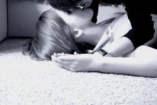 甜蜜激吻男女情侣