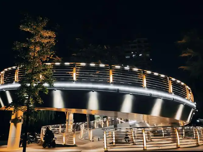 城市夜景之人行天桥