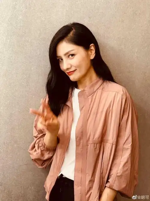 沙溢老婆胡可晒近况只拍侧脸穿着宽松被网友质疑怀第三胎