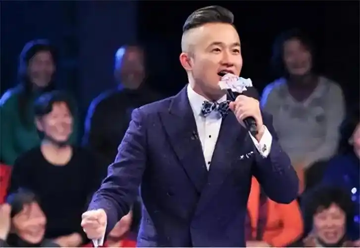 回顾王萌萌08年奥运礼仪小姐24岁嫁42岁主持人丈夫患病不离不弃