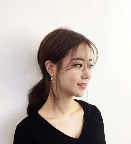 头发的前脑做中分处理,吹出纹理后再扎成马尾,非常适合中国妹子的脸型