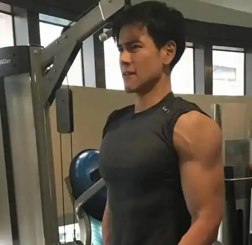 彭于晏:身高1米82,练出一身极具视觉冲击力的肌肉_网易订阅