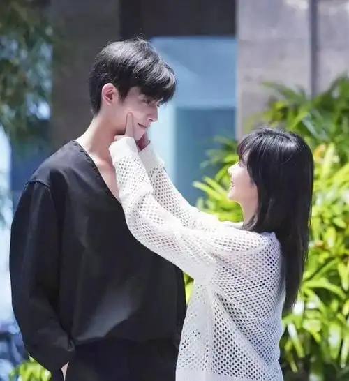 谭松韵与宋威龙拍吻戏,23cm身高差靠"垫砖",难怪男方腰疼