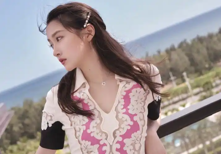 关晓彤三亚活动美图海风轻拂秀发阳光洒在脸庞