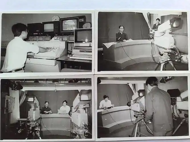 这是1985年时的新闻联播节目播音间.