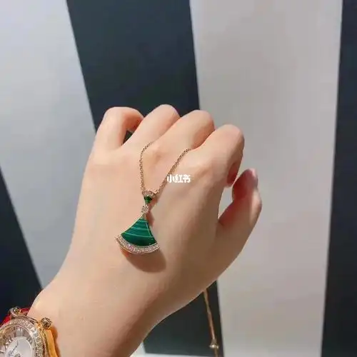 宝格丽绿扇子项链