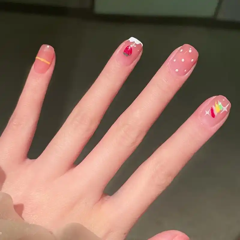 嗨喽呀宝宝们 今天给大家更新一款适合六一儿童节做的美甲 手绘永远都