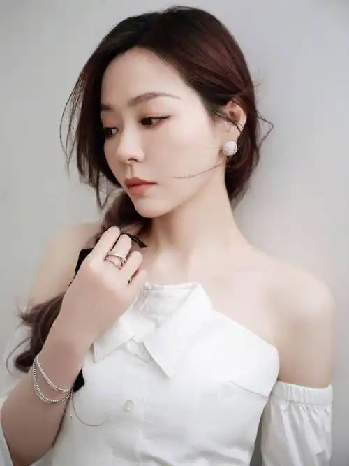 张靓颖的这组写真美照不仅是一次成功的自我展示,更是一次对美的独特