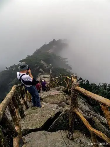 疫后余生走进大别山薄刀峰景区,云雾缭绕的高山景色令人心旷神怡