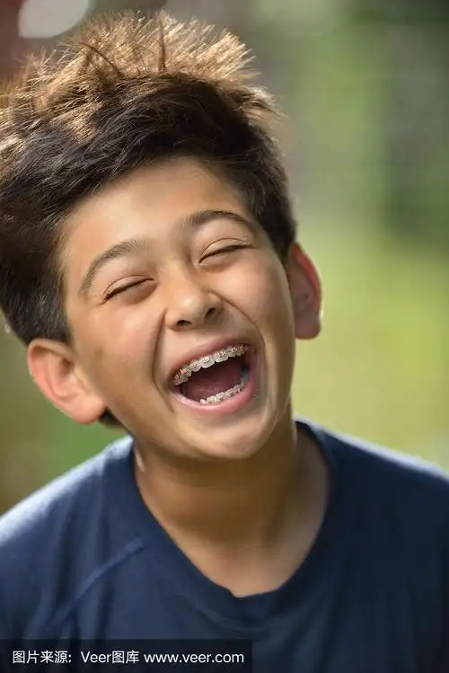 小男孩在户外开心地笑着