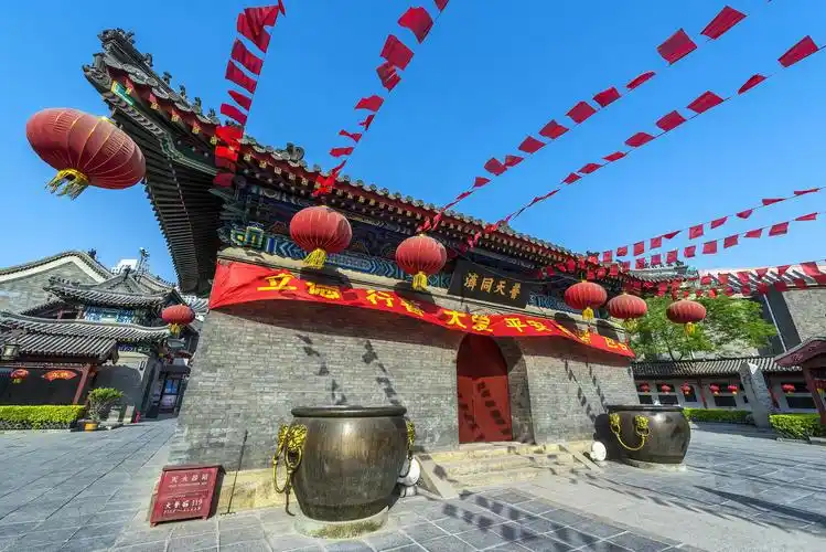 天后宫的地址是天津市南开区古文化街中心,位于海河畔,毗邻鼓楼,是