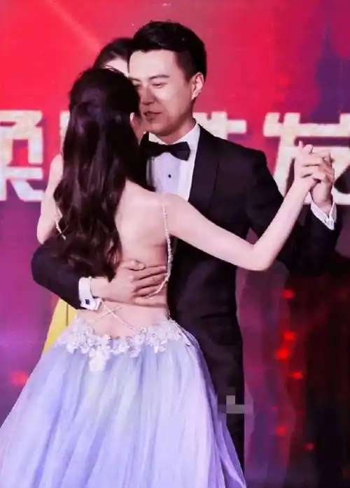 有种时尚叫宋轶的肚兜裙和靳东跳舞,网友:太动心了_身材_女性_旗袍