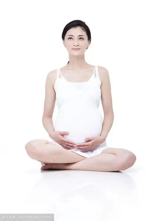 盘腿而坐的孕妇