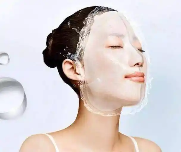 保湿,则需要在皮肤表面外形成 保湿膜或者修复自己的皮肤屏障来锁住