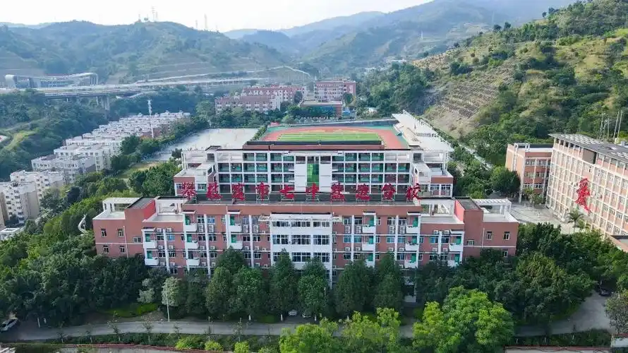 您当前的位置:>首页>政务公开>新闻中心>盐边要闻>深秋时节,盐边中学