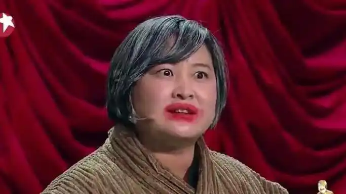 《 欢乐喜剧人》 贾玲的嘴巴是怎么了,这么红