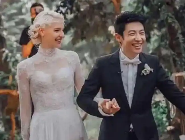 撒贝宁的妻子变化很大 她和以前一样"胖得像两个人" 外籍妻子的"保质