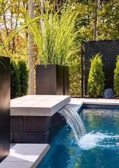 跌水主要是利用落差让水从高处跌落到低处过程中形成的水景效果造景.