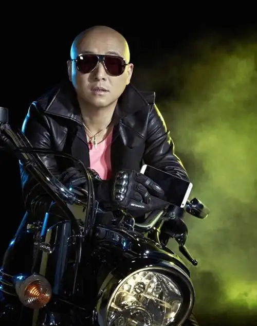 周晓鸥:音乐与影视路上的坏人与英雄