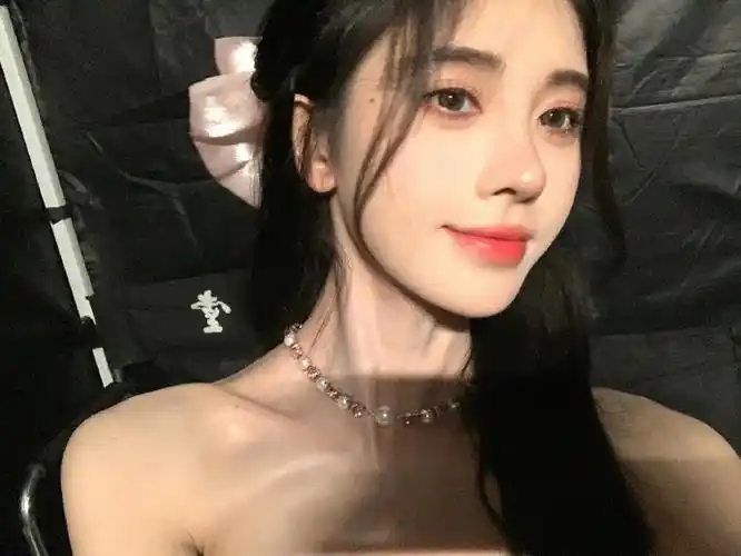 鞠婧祎黄色泡泡袖公主裙##鞠婧祎贴钻眼妆