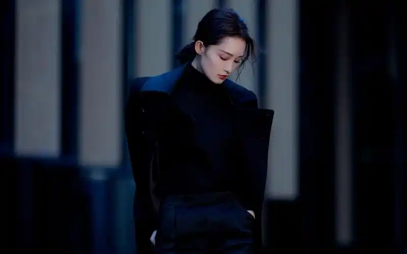 李沁酷美暗黑系高清桌面壁纸-大陆明星-壁纸下载-美桌网