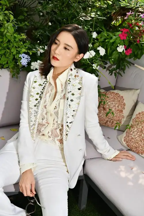 宋佳全白造型亮相时装周 网友:最会穿裤子的女演员