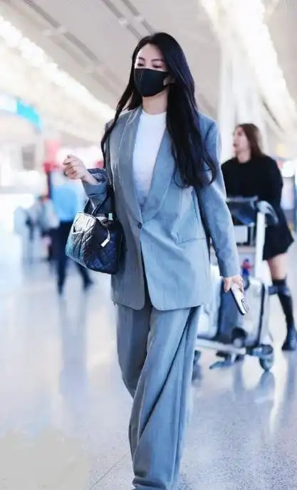 张雨绮亮相长沙机场灰色西装尽显青春靓丽
