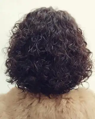 短发小卷发型,专治细软头发少,搭配颜色也是不错选择