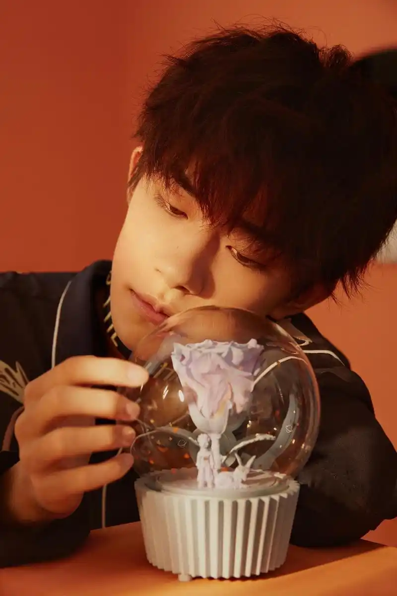 易烊千玺最新写真温柔治愈赤脚出镜演绎少年童趣