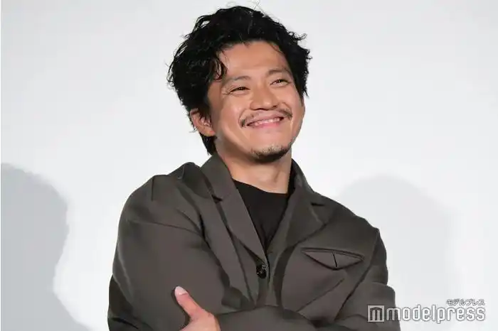 小栗旬胡须造型成熟稳重活动照图片44