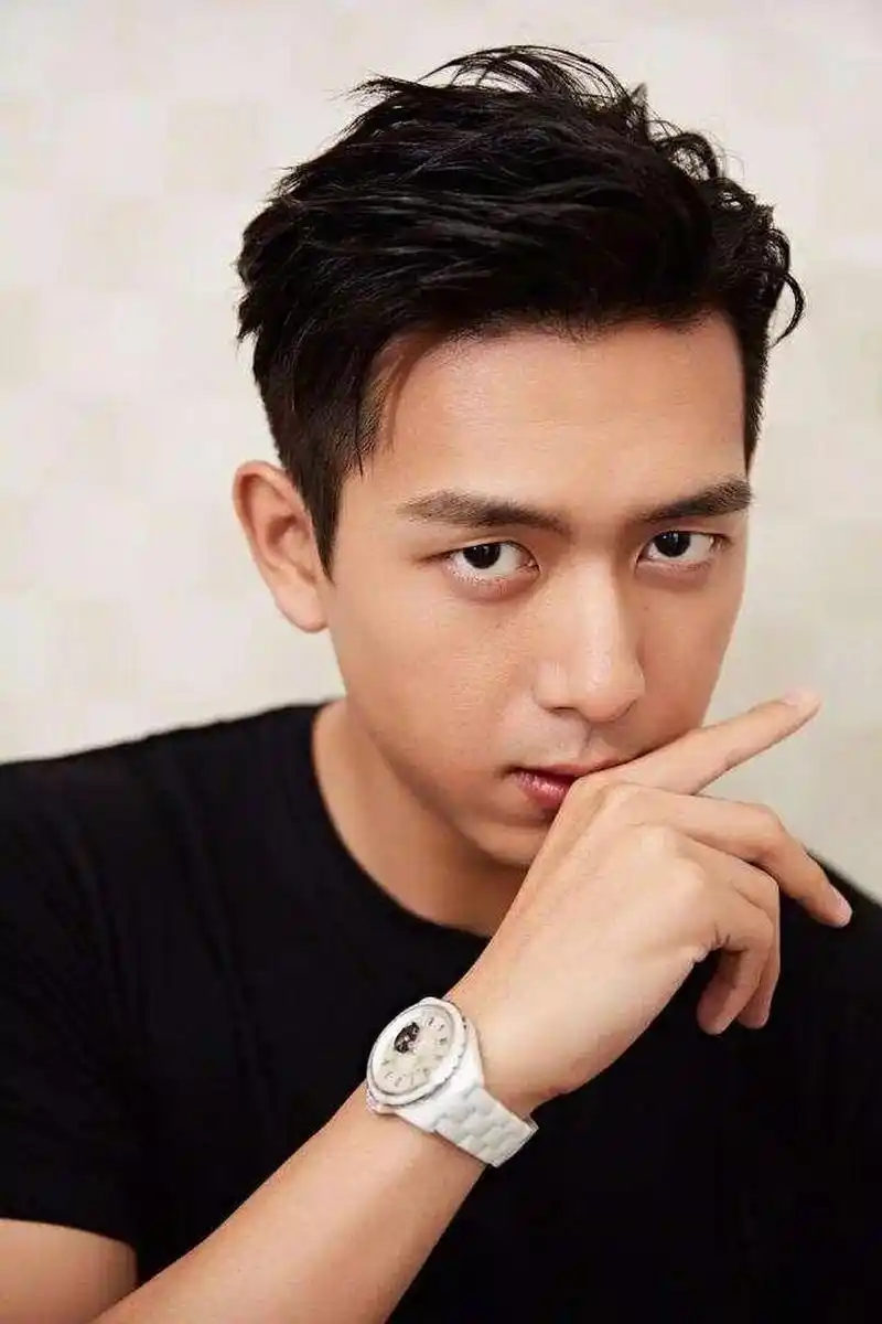 李现玩飞盘被偶遇,无美颜滤镜下的李现笑起来特别阳光,挺拔的身姿,健