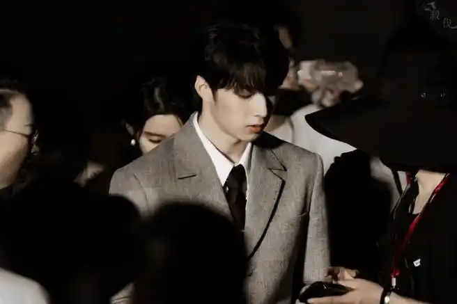 刘耀文萌探探探案上班路透##刘耀文萌探探探案灰色西装路透