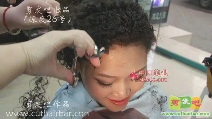 带女朋友先烫小卷再剃光头深度剪发02715