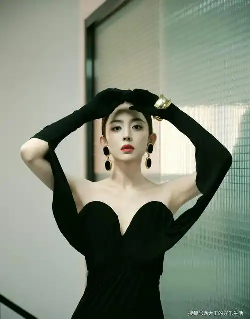 微博之夜娜扎出图了,黑色缪斯女神好美,网友:热巴又要被碾压了_造型