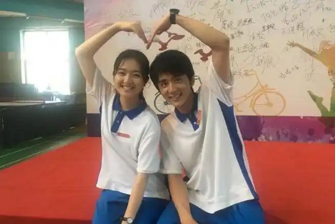 现在李兰迪与胡先煦都传出恋情了,易烊千玺真的是孤单了!