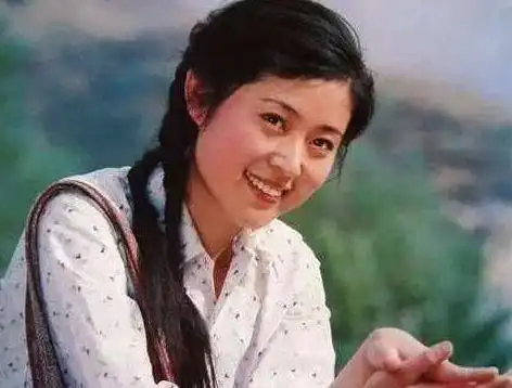 可能很多年轻的朋友,没有看过倪萍年轻时的照片,那时候的她可谓美得不