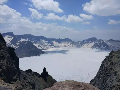 这座山有"人间第一峰"的美称,1000多人在此登高跨年,场面壮观