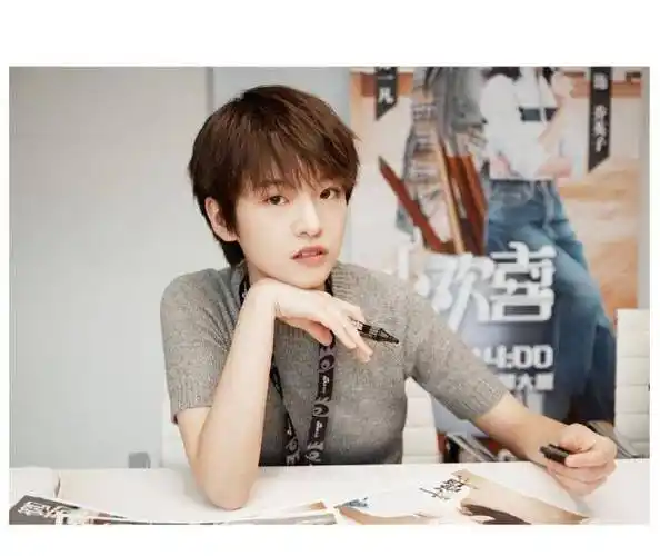 "英子"李庚希火了就是不一样,上班私服全身大牌,剪