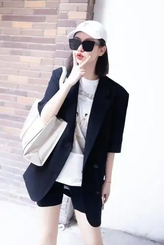 戚薇穿西装搭配棒球帽,又萌又酷