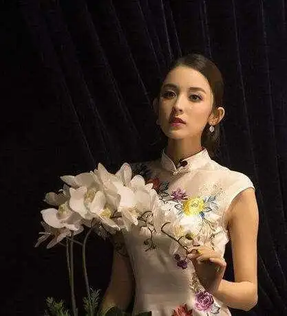 当郑爽旗袍造型碰上娜扎, 就知道为什么张翰选择后者了!