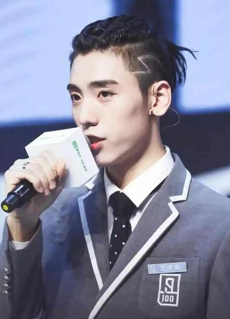 《偶像练习生》出道的王子异最近变脸也是过分明显了,眉眼全部大变样