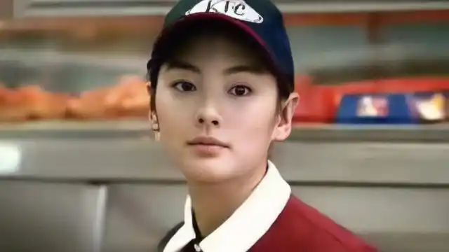 她是《长江七号》中让人惊鸿一瞥的"袁老师"