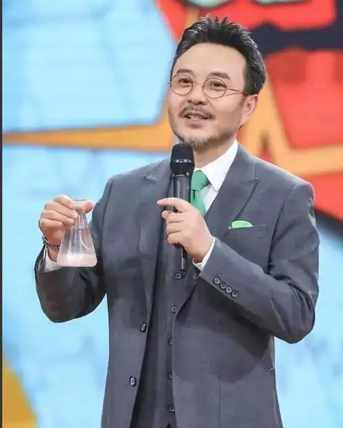 50岁汪涵近照:胡子拉碴,穿扮状态似小老头,街头吃串被赞接地气