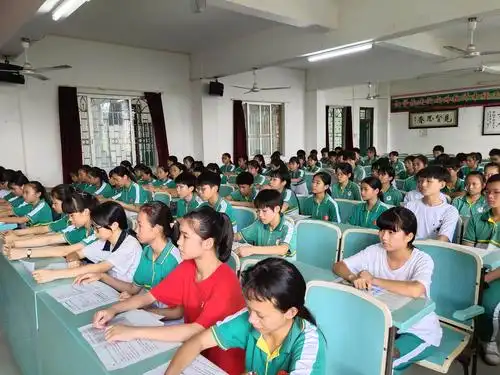 大衙中学团委举行2019年入团宣誓仪式