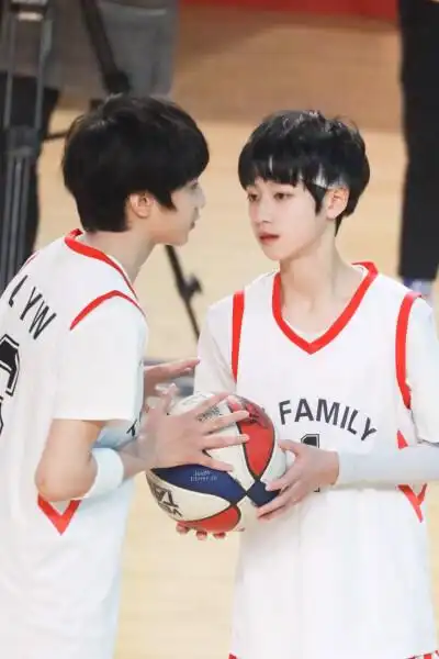 刘耀文 朱志鑫 图源微博jardin_dhiver_05