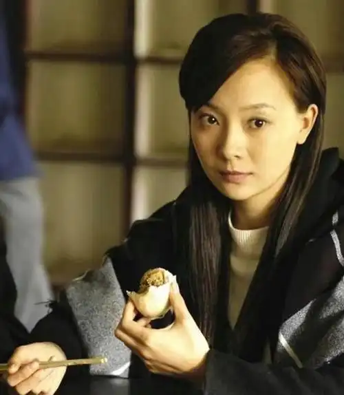 之后,多年跳舞所以古典气质出众的她开始出演一些有年代感的电视剧!